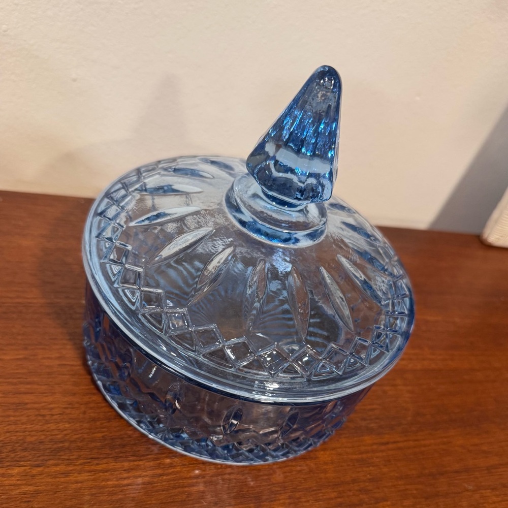 Vintage Indiana Glass Ice Blue Princess Pattern Covered Candy Dish trinket box - Picture 6 of 6
